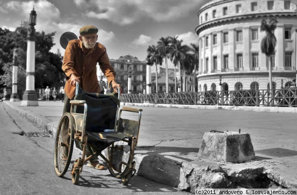 Duro asfalto
La Habana, Cuba, un oxidado anciano consigue abrirse paso sobre el deteriorado suelo Cubano. La silla está tan oxidada como su ropa.

