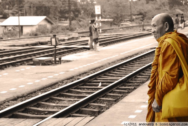 Monje en la estación de lop Buri
Foto sacada esperando un tren de tercera clase en Lop Buri, la ciudad de los monos en tailandia.
