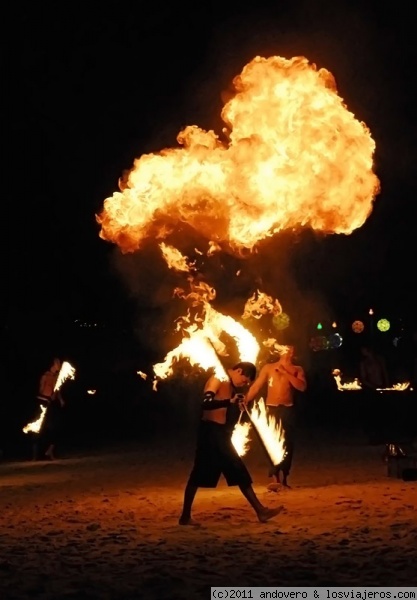 Fuego!
Isla de Ko Samed, un paraiso naturaly de tranquilidad en tailandia. Buscabamos un retiro tranquilo después del stress de Bankog y lo encontramos en esta isla, te llevan en lancha y hay fiestas nocturnas, restaurantes a pie de playa donde comes en la arena sentado sobre alfombras, de lujo vamos.
