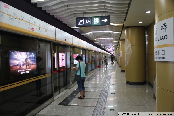 Metro de Beijing
Andén de una parada del metro de Beijing.
