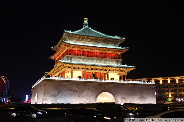 Torre de la campana (Xi'An)
Torre de la campana de noche (Xi'An).
