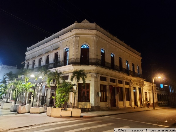 Vuelta por la noche por el centro de Cienfuegos
Edificio del centro de Cienfuegos, Cuba
