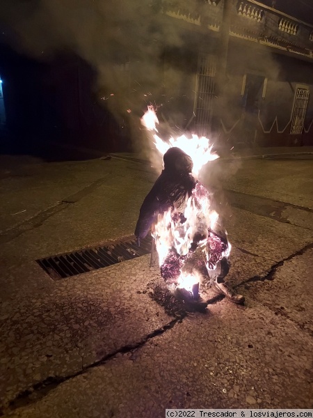 Muñeco ardiendo para despedir el año
Muñeco ardiendo para despedir el año 2021 en Trinidad, Cuba
