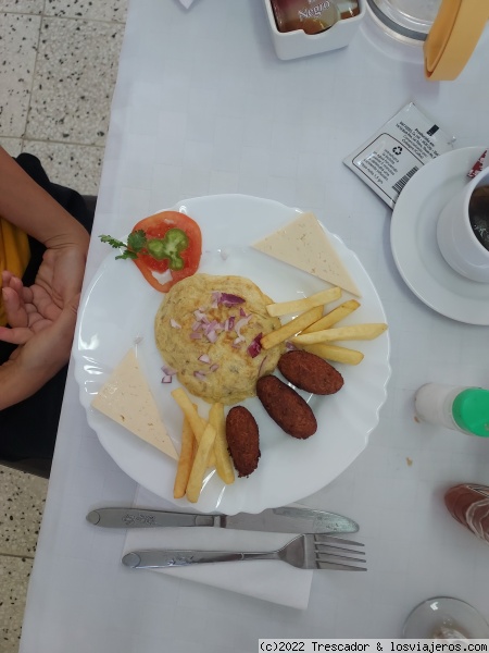 Desayuno con patatas fritas en Casa Doña Natalia
Desayuno con patatas fritas en Casa de Doña Natalia, Santa Clara, Cuba.
