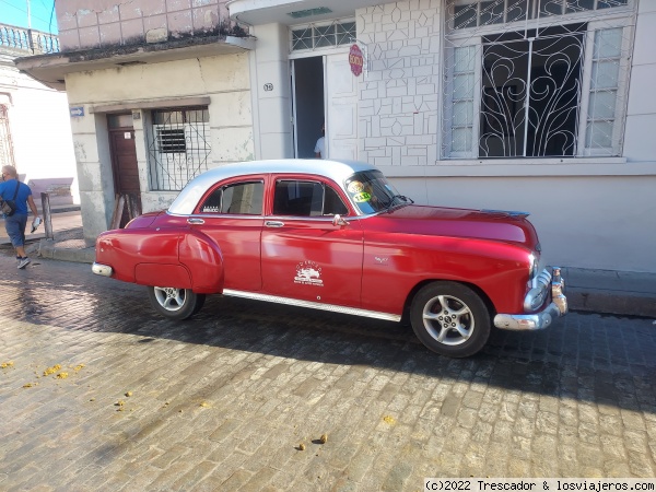 Taxi en la puerta de la casa Doña Natalia
Taxi en la puerta de la casa Doña Natalia, en Santa Clara, Cuba
