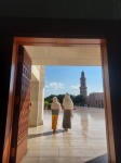 Saliendo del interior de la Gran Mezquita del Sultán Qaboos