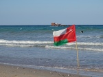 Playa Qantab con embarcación típica