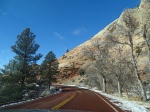 Carretera asfalto rojo Mont Carmel en invierno y con nieve en Zion National Park