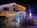 Casa particular iluminada y engalanada por Navidad