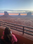 Espectacular amanecer desde la habitación del Hotel The View en Monument Valley