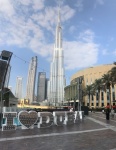 Cartel I Love Dubai junto al Burj Khalifa