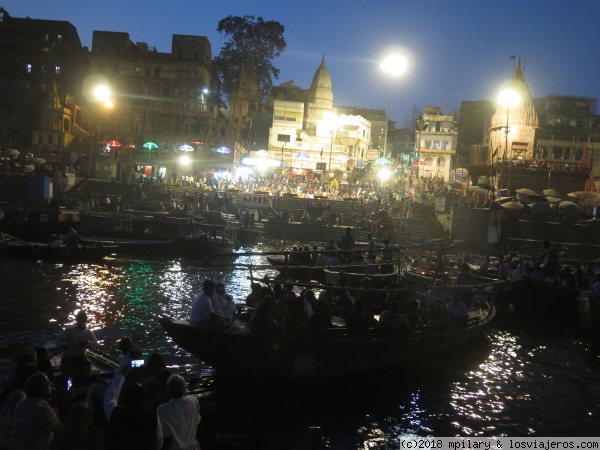 Piras funerarias de Varanasi o Benarés
Visión nocturna de las Piras funerarias de Varanasi
