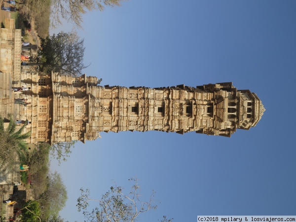 Columna conmemorativa en Chittor
colunma de 7 pisos de altura en conmrmoración de una batalla
