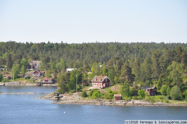 Navegación 27/05/2018
Según salimos de Estocolmo pasamos por un montón de islas con bosques y casitas.
