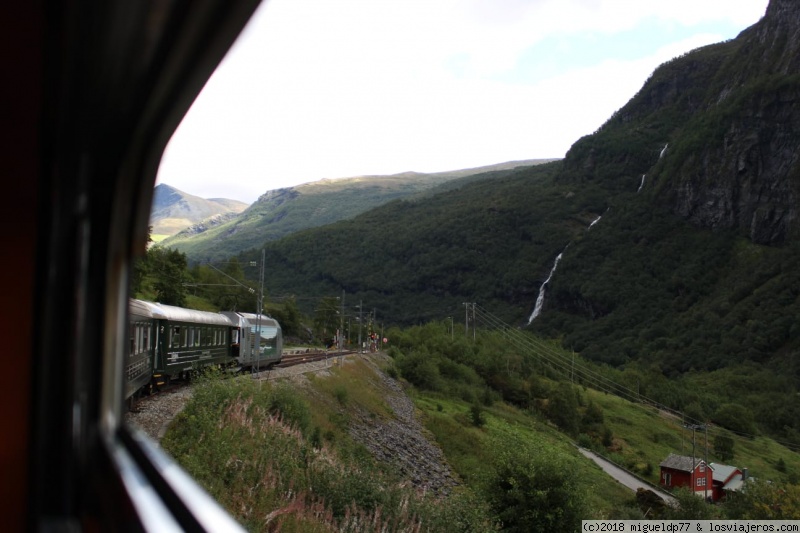 The Arctic Circle Express Train (1)