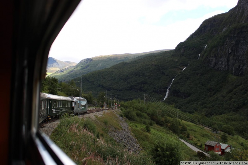 Día 2 Flam y cataratas Tvindefossen - Preikestolen, Glaciares, Bergen, Hike Nigardsbreen, fiordos, cabañas...con niños (2)