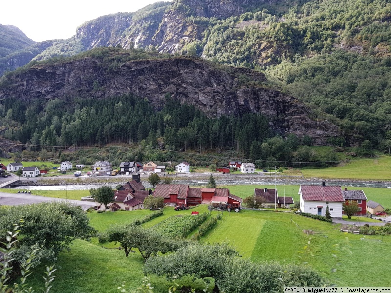 Preikestolen, Glaciares, Bergen, Hike Nigardsbreen, fiordos, cabañas...con niños - Blogs de Noruega - Día 2 Flam y cataratas Tvindefossen (3)