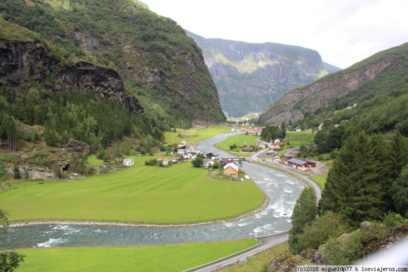 Preikestolen, Glaciares, Bergen, Hike Nigardsbreen, fiordos, cabañas...con niños - Blogs de Noruega - Día 2 Flam y cataratas Tvindefossen (4)