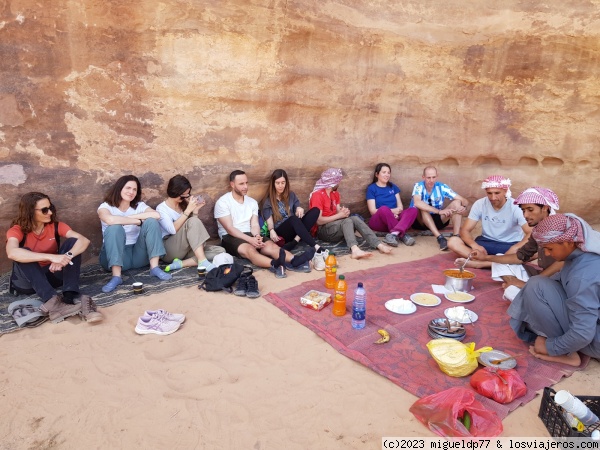 Almuerzo beduino en Wadi Rum
Almuerzo beduino en Wadi Rum
