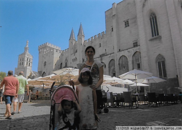 Place du Palais
A la izquierda está Cathedral of Notre-Dame des Doms y al centro el Palacio de los Papas.
