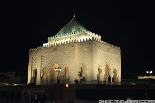 Mausoleo Mohamed V por la noche
Mausoleo Mohamed V por la noche
