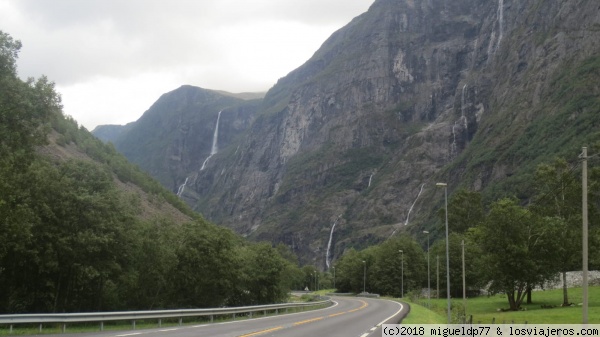 Cataratas junto a las carreteras
Cataratas junto a las carreteras
