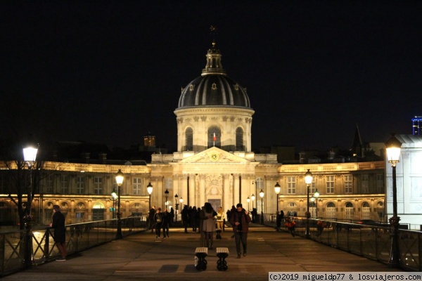 Centro cultural Institut de France iluminado
Centro cultural Institut de France iluminado
