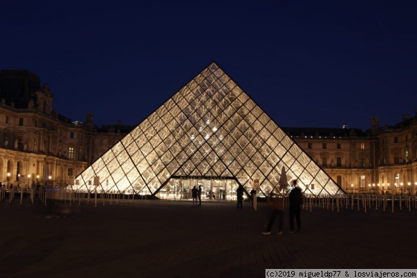 Pirámide del Louvre iluminada
Pirámide del Louvre iluminada
