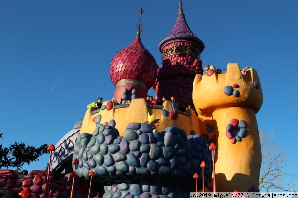 Castillo de la Reina de Corazones en el Laberinto de Alicia
Castillo de la Reina de Corazones en el Laberinto de Alicia
