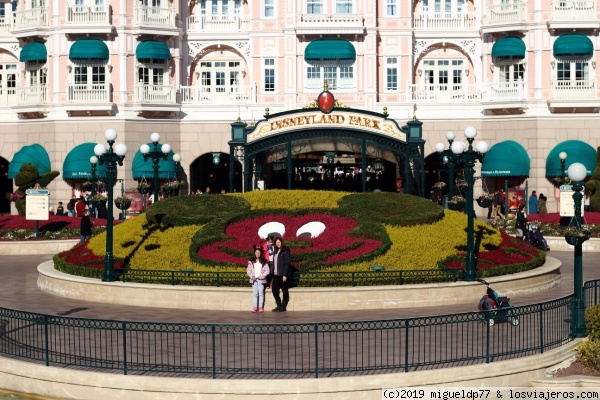 Mickey en el jardín - entrada al Parque Disney
Mickey en el jardín - entrada al Parque Disney
