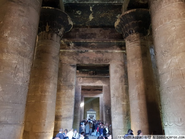 Columnas y techo ennegrecido del Templo de Edfu
Columnas y techo ennegrecido del Templo de Edfu
