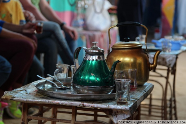 Tomando el té en una casa de un poblado nubio
Tomando el té en una casa de un poblado nubio
