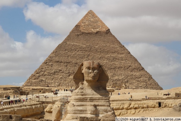 Esfinge con la Pirámide de Kefrén de fondo
Esfinge con la Pirámide de Kefrén de fondo
