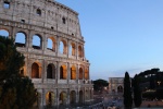 Coliseo y Arco del Triunfo al atardecer