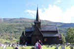Vista lateral (oscuro) de la Iglesia Vikinga de Lom
