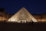 Pirámide del Louvre iluminada