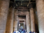 Columnas y techo ennegrecido del Templo de Edfu