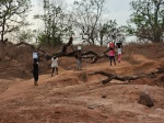 Niños llevando la carga en la cabeza