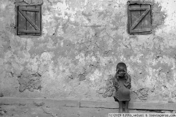 Dejar que pase el tiempo
Los días en las aldeas zafimaniry transcurren sin mucha prisa, así que sentado frente a una casa, se dedicaba a observar el comportamiento de los turistas.
