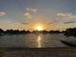 Amanecer en Matira Beach Este, vista desde intercontinental Le Moana en Bora Bora.