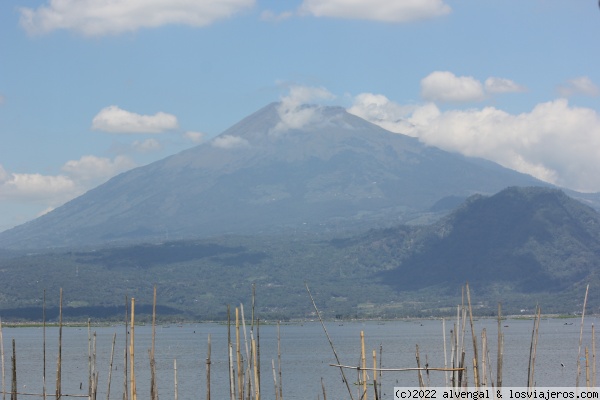 Lago Rw. Pening vistas
Lago Rw. Pening vistas
