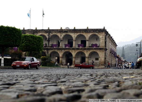 ANTIGUA, Guatemala
Palacio de Antigua, Guatemala, rodeado de calles adoquinadas
