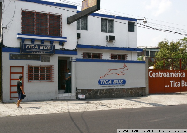 Terminal Tica Bus San Salvador
Prácticamente todo comercio tiene guardia privada a causa de las maras.
