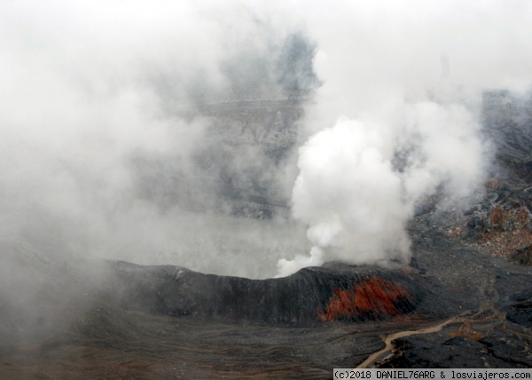 VOLCAN POAS
Regularmente presenta fumarolas, lástima que las nubes custodian el cráter.
