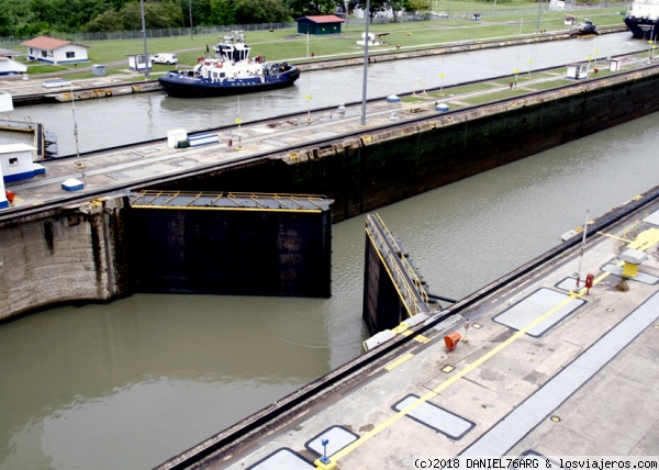 MIRAFLORES
Miraflores es el principal centro de visitantes, permite ver de cerca el funcionamiento de las compuertas. Miles de litros de agua dulce se pierden cada vez que un barco atraviesa el canal.
