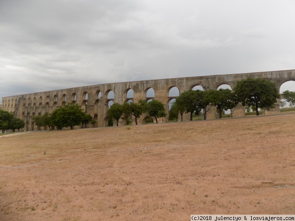 Acueducto de Amoreira
acueducto construido entre el siglo XVI y XVII tiene una longitud de 8 km y en su punto mas alto alcanza los 30 metros de altura
