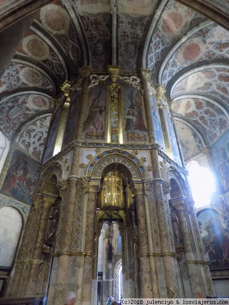 Charola de los Templarios
es una construcción octogonal de dos pisos sustentada por ocho pilares; una girola con bóveda anular separa dicho octógono del polígono exterior de dieciséis lados.
