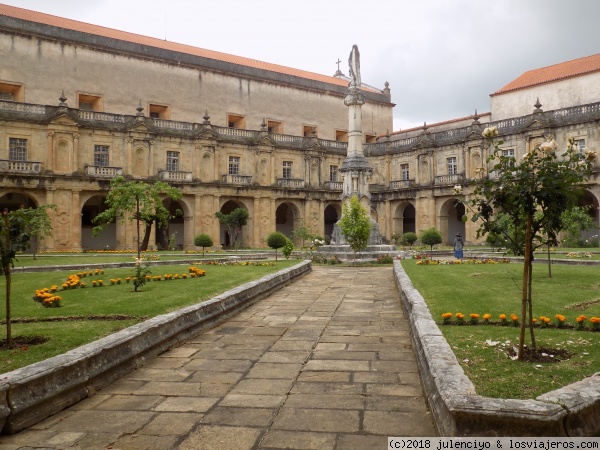 Claustro Monasterio Santa Clara a Nova
El cuidado claustro del monasterio donde está enterrada la Reina Santa Isabel.
