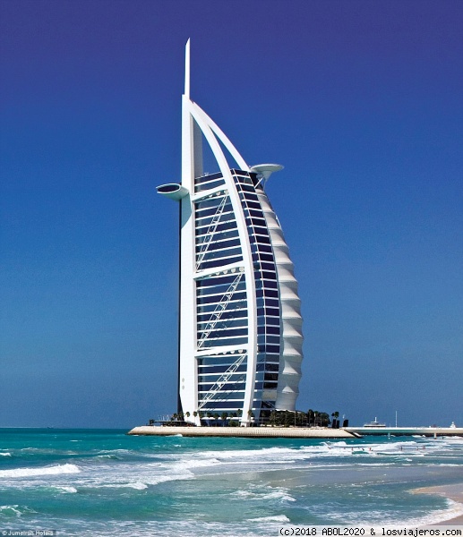 BURJ AL ARAB
El hotel mas lujoso del mundo ,lleva una forma de vela .En el piso 27  hay un bar famos se llama Sky View tambien un restaurante tan lujoso se llama Al Muntaha .El hotel tiene muchas restaurantes tan bonitos y de Lujo .Comer alla en almuerzo o Cena es la unica manera para entrar a ver esta maravilla
