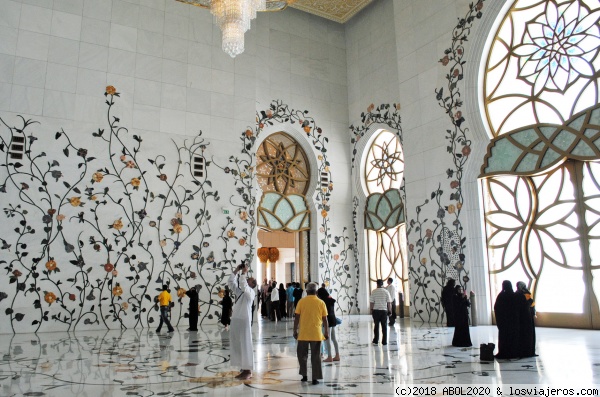 LA MEZQUITA DE SHEIKH ZAYED EN ABUDHABI - EMIRATOS UNIDOS
La Gran Mezquita del Jeque Zayed, una de las mezquitas más grandes del mundo, que puede acomodar hasta 40.000 feligreses. La maravillosa mezquita está completamente revestida en mármol y cuenta con decoración formada por incrustaciones de piedras  semipreciosas que dan forma a imágenes vegetales y f
